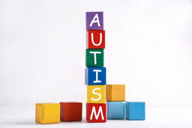 Beyaz arkaplanda kelime AUTISM küpleri