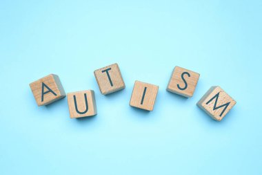 Kelime AUTISM açık mavi arkaplan küplerinden yapılır