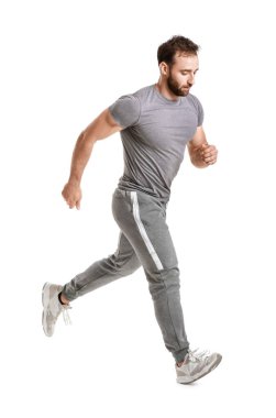 Beyaz arka planda sportif erkek koşucu