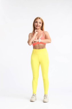 Kadın koşucu ışık arkaplanındaki nabzı kontrol ediyor