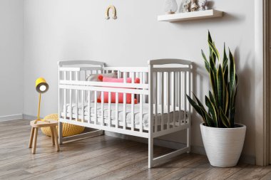 Rahat karyolası olan çocuk odasının içi.