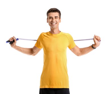 Beyaz arka plan üzerinde ip atlama ile sportif genç adam