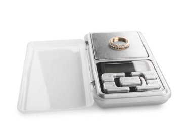 Beyaz arkaplanda yüzük bulunan mücevher pulları