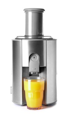 Beyaz arka planda bir bardak taze meyve suyu ile modern meyve sıkacağı.