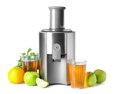 Beyaz arka planda taze meyve suyu ile modern meyve sıkacağı