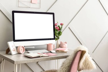 Işık duvarına yakın modern bilgisayarlı işyeri