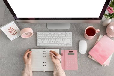 Masaya not defterine not alan kadın