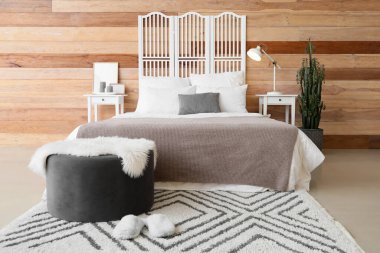 Ahşap duvarlı modern yatak odasının içi