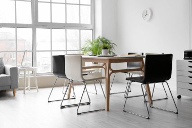 Masası ve sandalyeleri olan ışık konferans salonu.