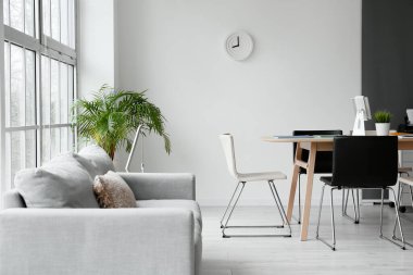 Konferans salonunda masa, sandalye ve kanepe.