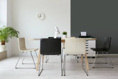 Masası ve sandalyeleri olan modern konferans salonu.