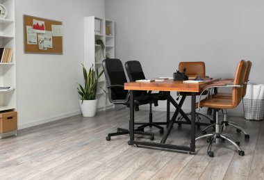 Modern mobilyalarla birlikte ofis içi