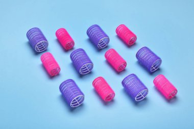 Mavi arka planda farklı saç bigudileri