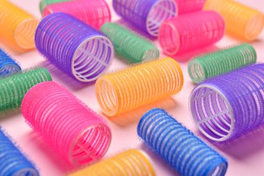 Renk arkaplanındaki saç bigudilerinin yakın görüntüsü