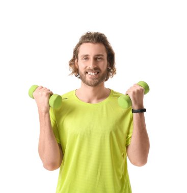 Beyaz arka planda halterleri olan sportif bir adam.