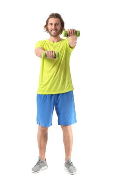 Beyaz arka planda halterleri olan sportif bir adam.