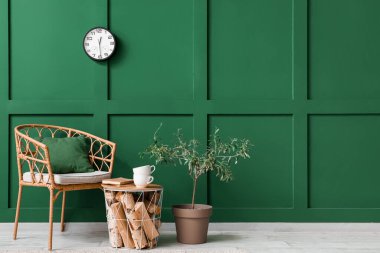 Koltuğu, masası ve saati olan şık bir oda.