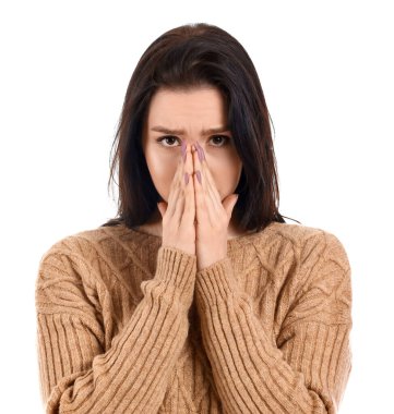 Endişeli genç kadın beyazların arasında.