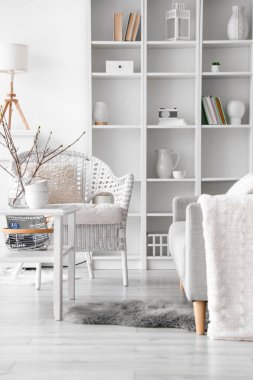 Oturma odasında rahat bir kanepe, koltuk ve masa.