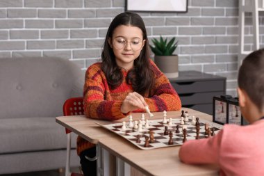 Kulüpte turnuvada satranç oynayan küçük çocuklar.