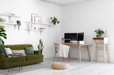 Modern iş yeri şık oda içinde.