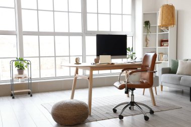 Işık odası içinde modern bilgisayarlı işyeri