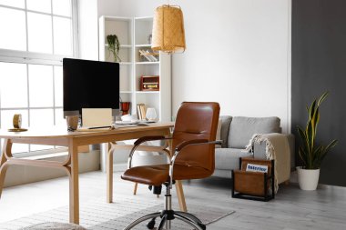 Işık odası içinde modern bilgisayarlı işyeri