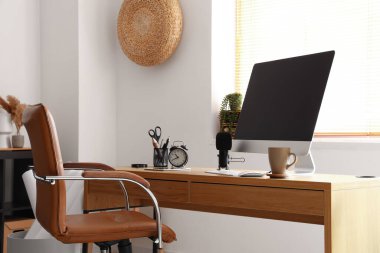 Işık odasında modern bilgisayar ve mikrofona sahip işyeri