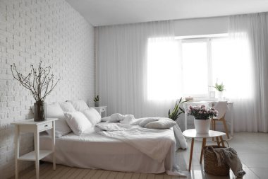 Rahat yatak ve işyeri olan aydınlatma odasının içi