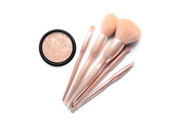 beyaz izole toz ve makyaj fırçaları