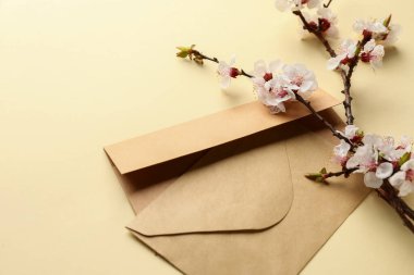 Güzel açan bahar dalları ve açık renk arka planda zarflar