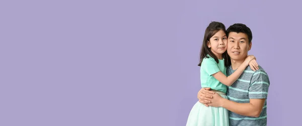 Mutlu Asyalı Adam Küçük Kızı Renkli Arka Planda Mesaj Için — Stok fotoğraf