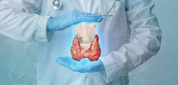 青い背景に甲状腺のデジタル投影を持つ外科医 クローズアップ — ストック写真