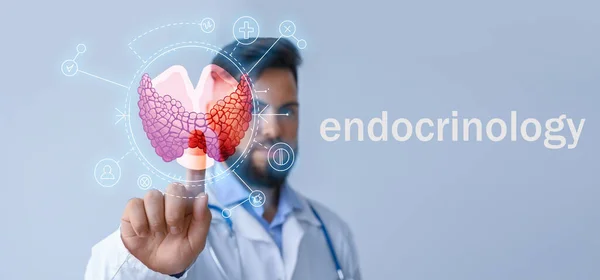 Endocrinologista Masculino Apontando Para Projeção Digital Glândula Tireóide Tela Virtual — Fotografia de Stock