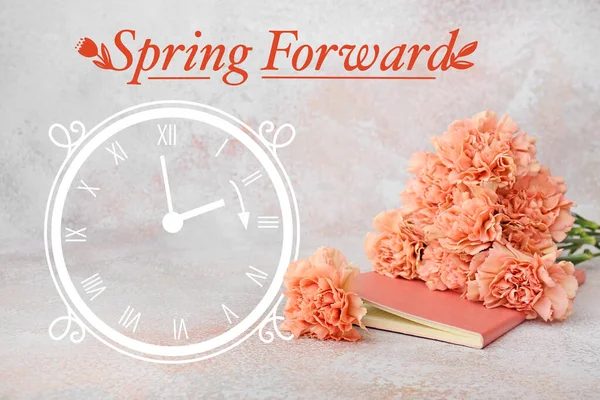 Piękne Goździki Kwiaty Notatnik Rysunkiem Zegara Jasnym Tle Wiosna Naprzód — Zdjęcie stockowe