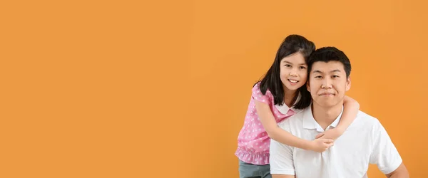 Szczęśliwy Azjata Jego Córeczka Pomarańczowym Tle Miejscem Tekst — Zdjęcie stockowe