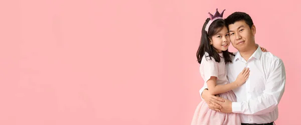 Glücklich Asiatisch Mann Und Seine Kleine Tochter Auf Farbe Hintergrund — Stockfoto