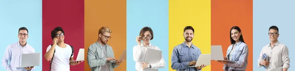 Grupp Unga Programmerare Med Bärbara Datorer Färg Bakgrund Med Utrymme — Stockfoto