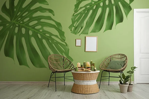 Stylish Wicker Furniture Aroma Candles Green Wall Drawings Tropical Leaves — Stock Photo, Image