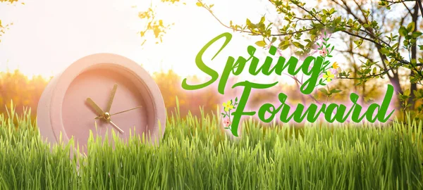 Alarm Clock Green Grass Outdoors Spring Forward — Stockfoto
