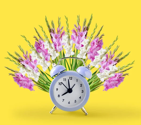 Alarm Clock Gladiolus Flowers Yellow Background Daylight Saving Time — Stock Photo, Image