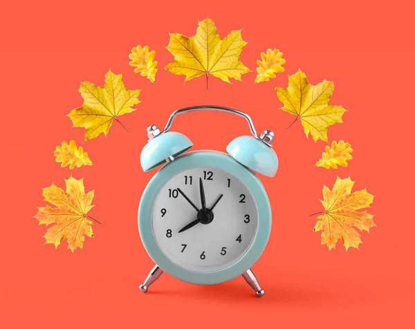 Reloj Despertador Con Hojas Otoño Sobre Fondo Naranja Horario Verano — Foto de Stock