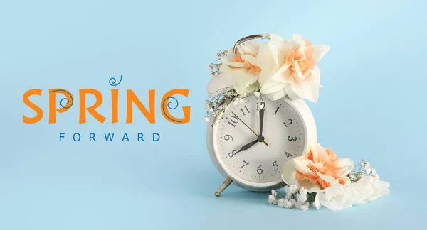 Relógio Despertador Com Belas Flores Fundo Azul Primavera Para Frente — Fotografia de Stock