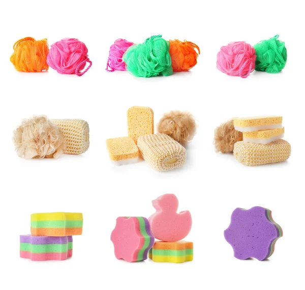 Farklı banyo süngerleri beyaz üzerine izole edilmiş.