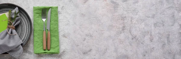 Gri arkaplanda çiçek dekoru ve metin için yeri olan zarif tablo ayarı