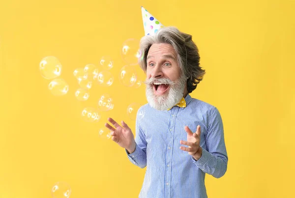 Happy Senior Man Big Head Soap Bubbles Celebrating Birthday Orange — Stock fotografie