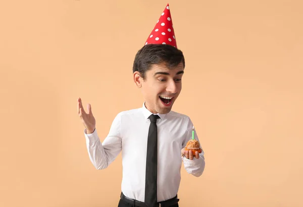 Glückliche Lustige Geschäftsmann Mit Großem Kopf Feiert Geburtstag Auf Farbigem — Stockfoto