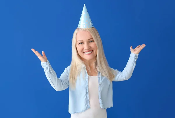 Gelukkig Volwassen Vrouw Met Groot Hoofd Vieren Verjaardag Blauwe Achtergrond — Stockfoto