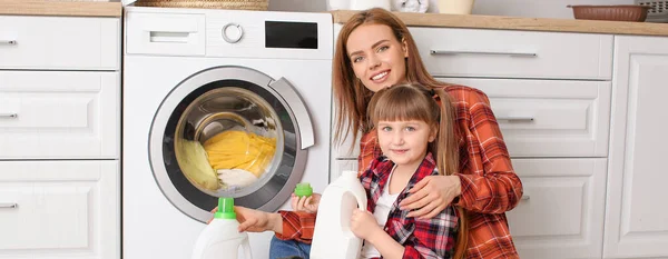 Mujer Linda Hijita Lavando Ropa Casa Banner Para Diseño — Foto de Stock