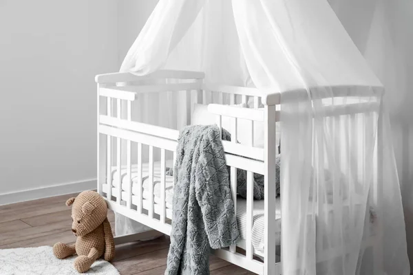 轻便儿童房带小木屋的舒适婴儿床 — 图库照片